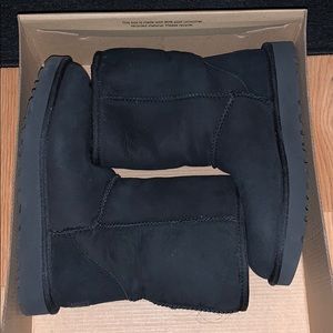 Black classic uggs size 7